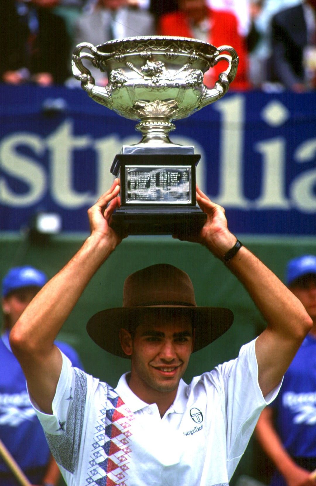 1994 г. Пийт Сампрас празнува с каубойска шапка титлата си