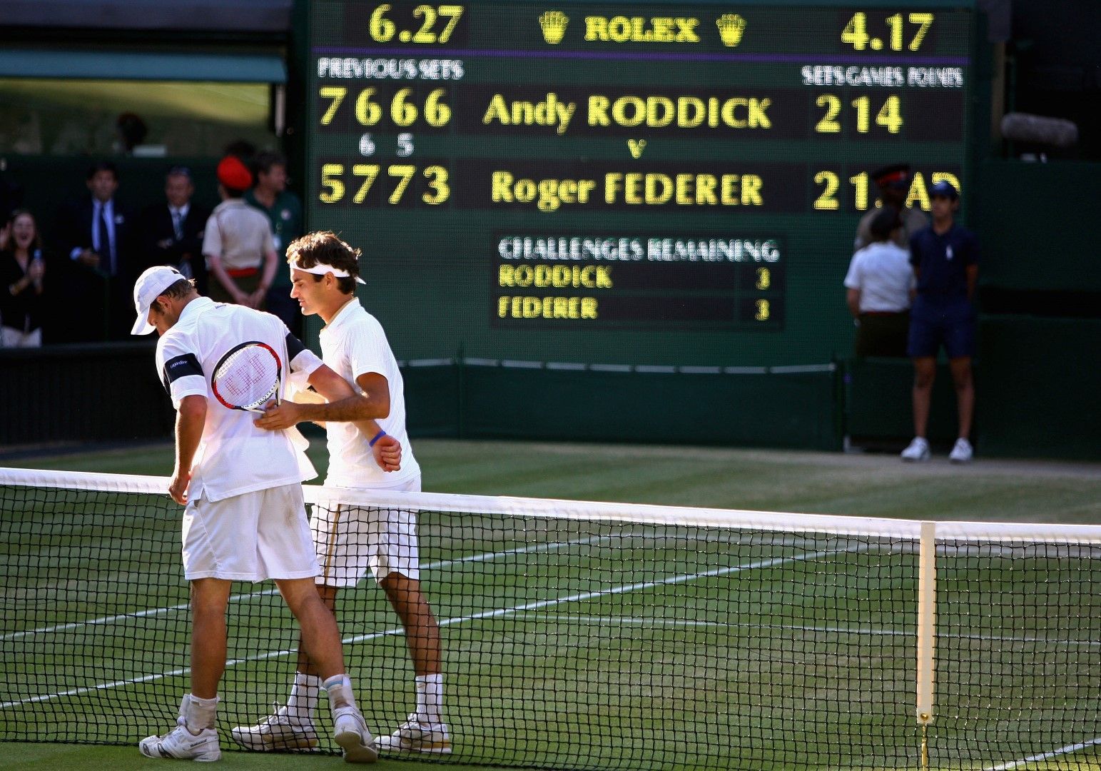 2009 г. Федерер утешава Анди Родик, след като го би за трети пореден път на финал