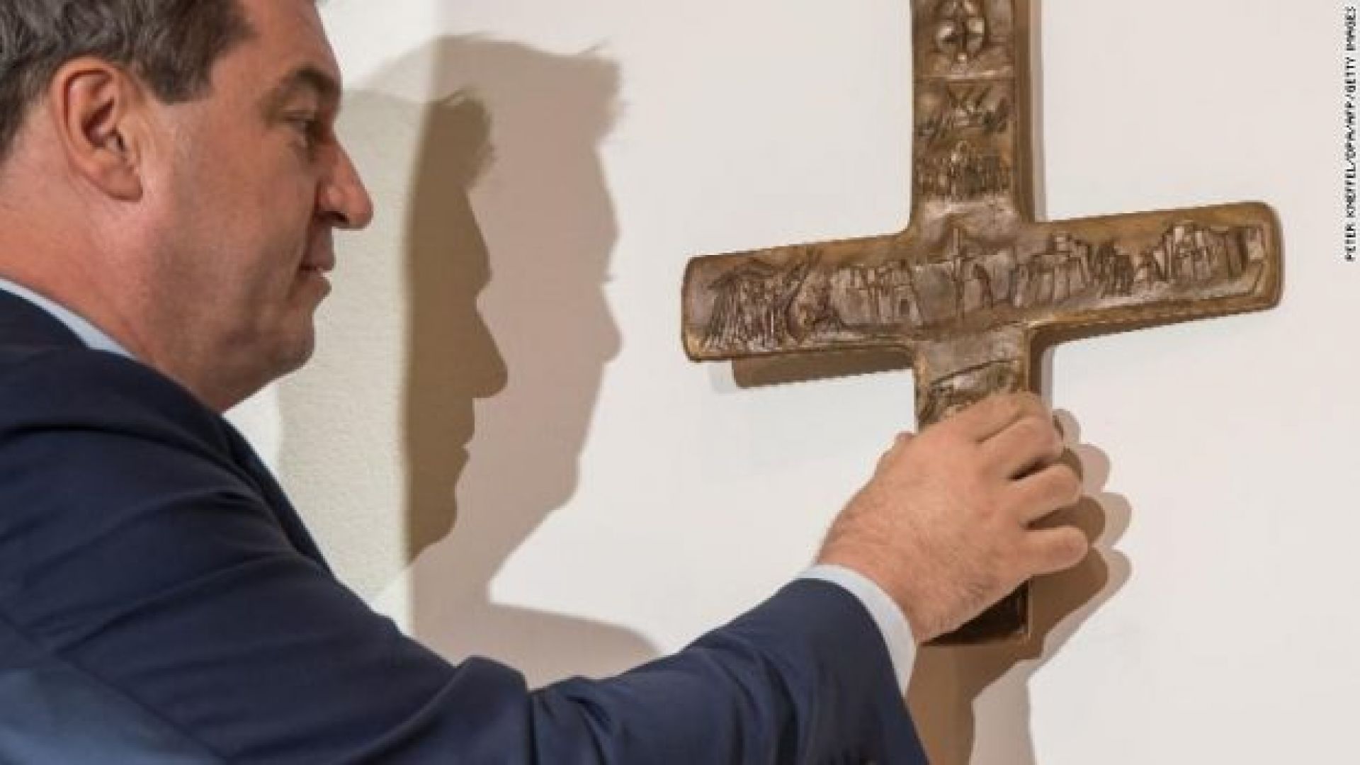 Поставянето на кръстове на сградите в Бавария предизвика остри реакции