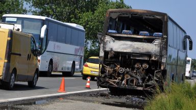 Автобус с туристи се запали близо до Поморие