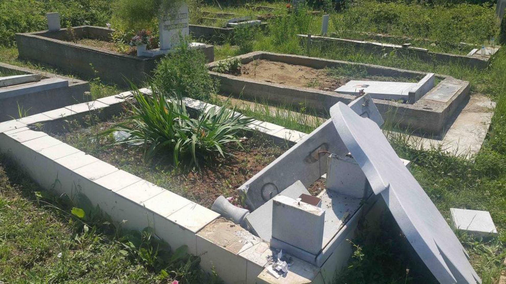 Хванаха вандали, потрошили 55 паметника в гробище