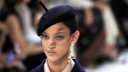 Dior представи класическа колекция висша мода в Париж (снимки)