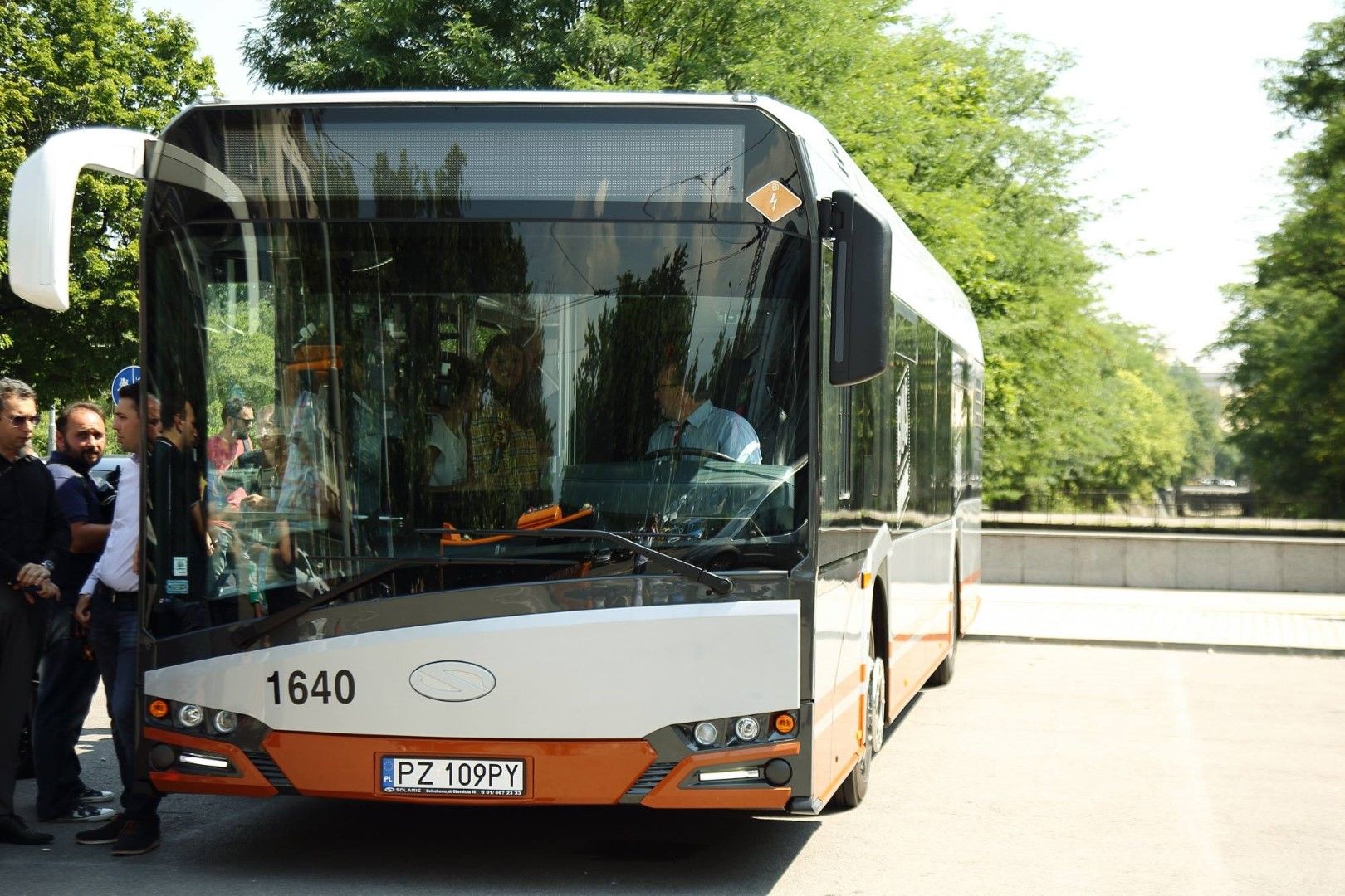 Хибридният автобус  се задвижва чрез електричество и дизел