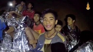 Учат блокираните в пещера в Тайланд момчета да се гмуркат, за да ги изведат
