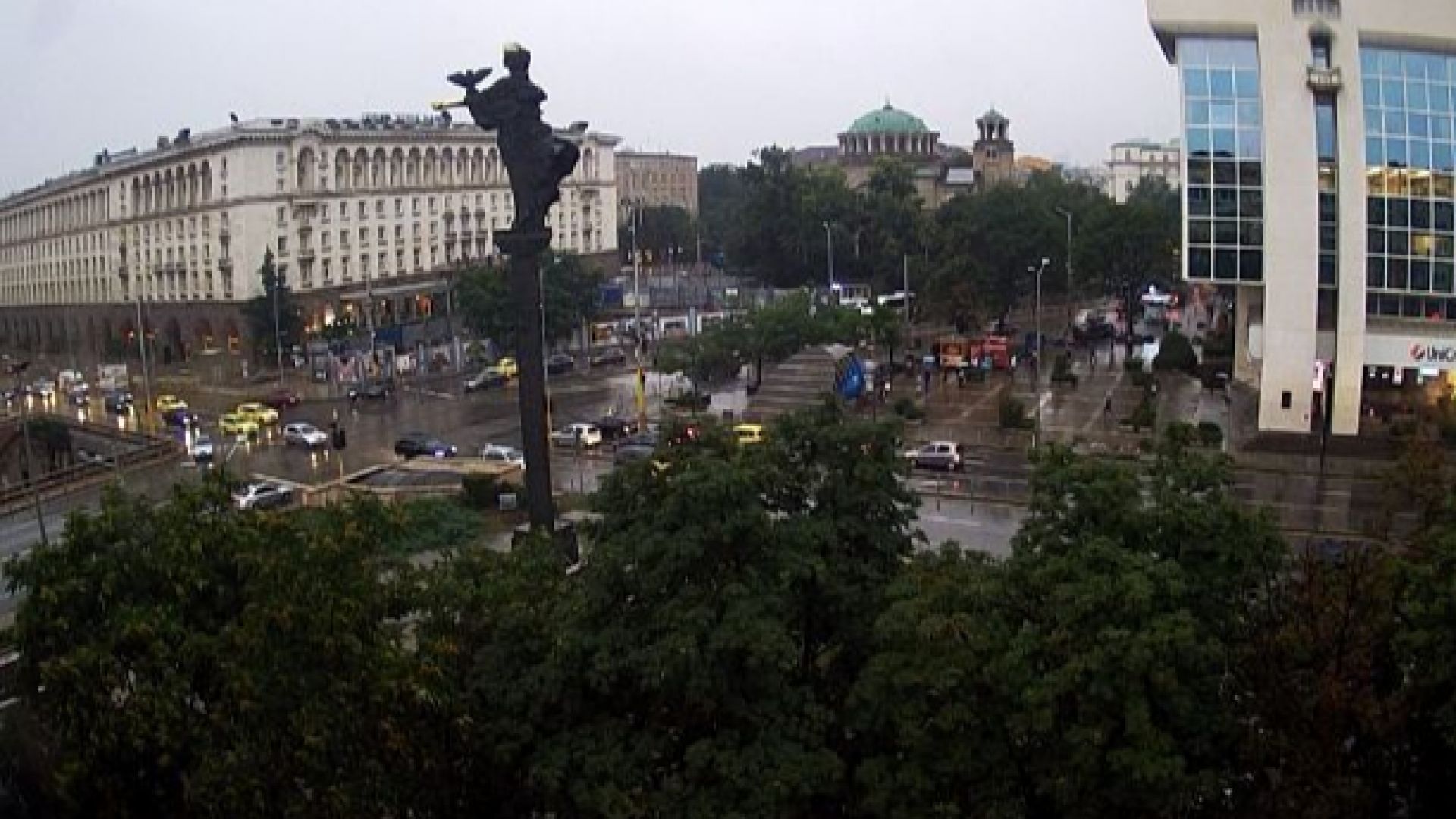 Силна буря, дъжд и градушка в София