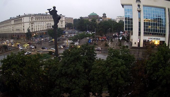 Улици в центъра на София станаха реки след дъжда