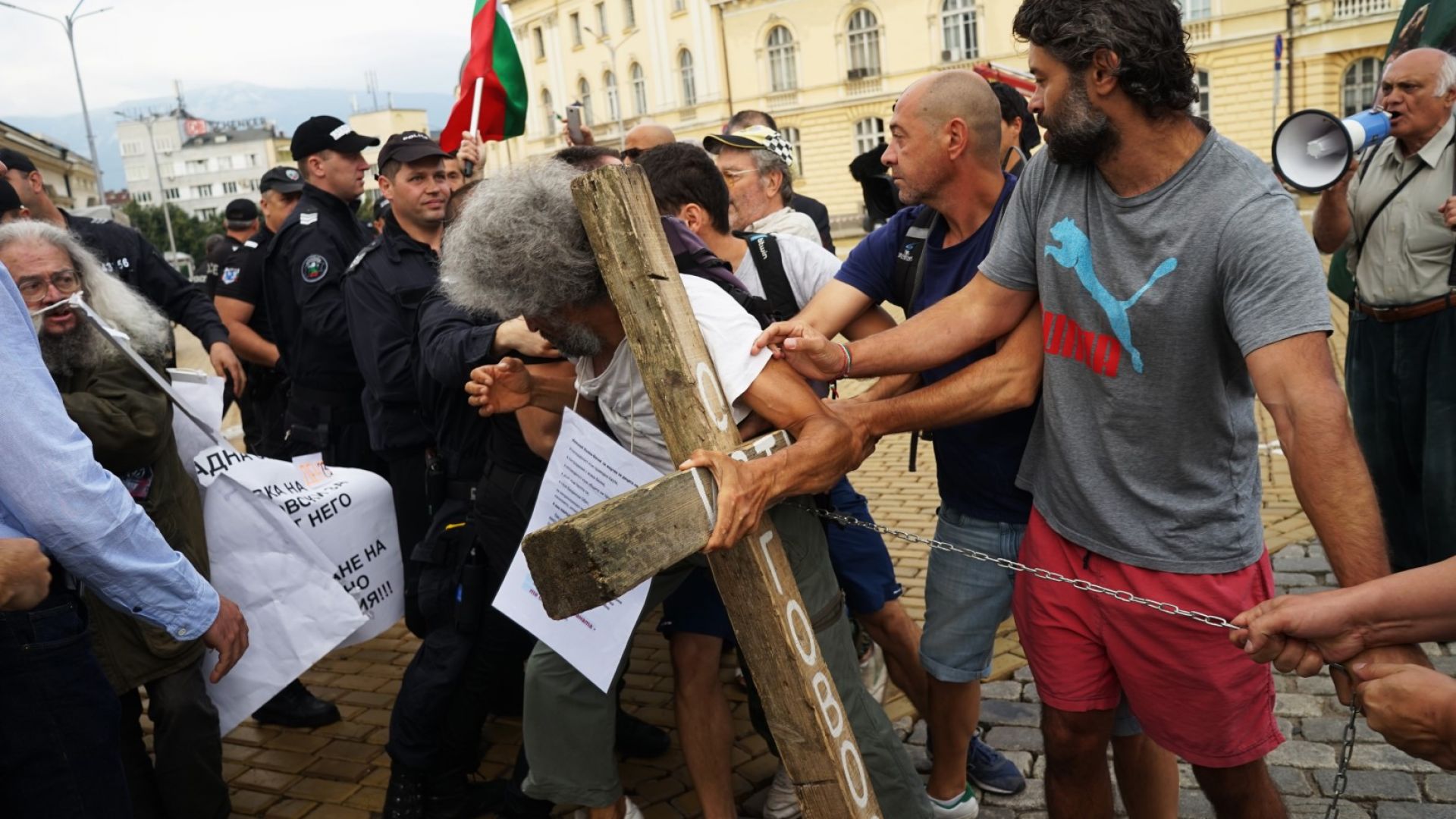 Сблъсък между протестиращи в подкрепа на Босия и полицаи пред НС (снимки)