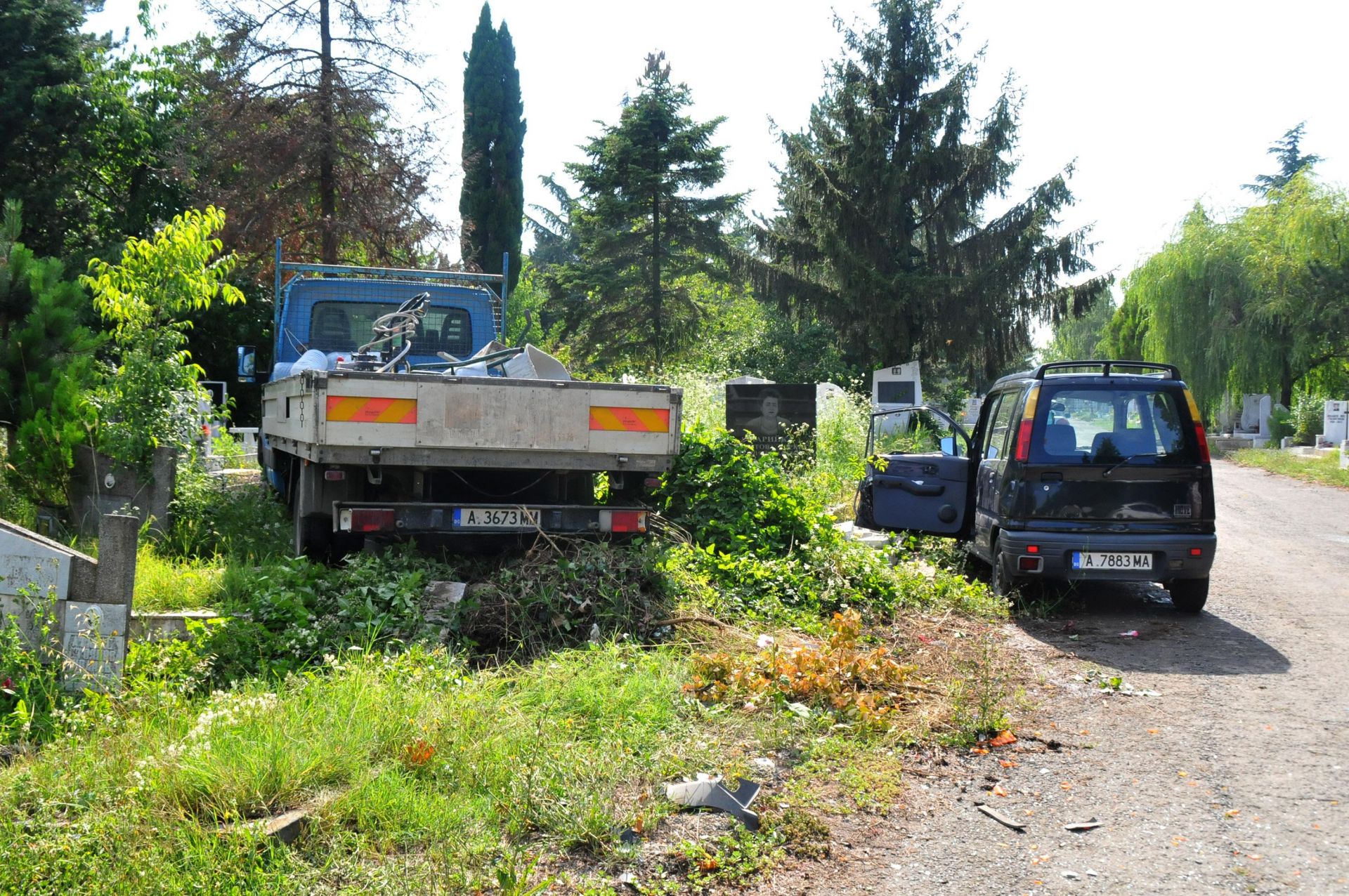 Камион Мерцедес и автомобил Фиат катастрофираха на алеите в гробищния парк в Бургас