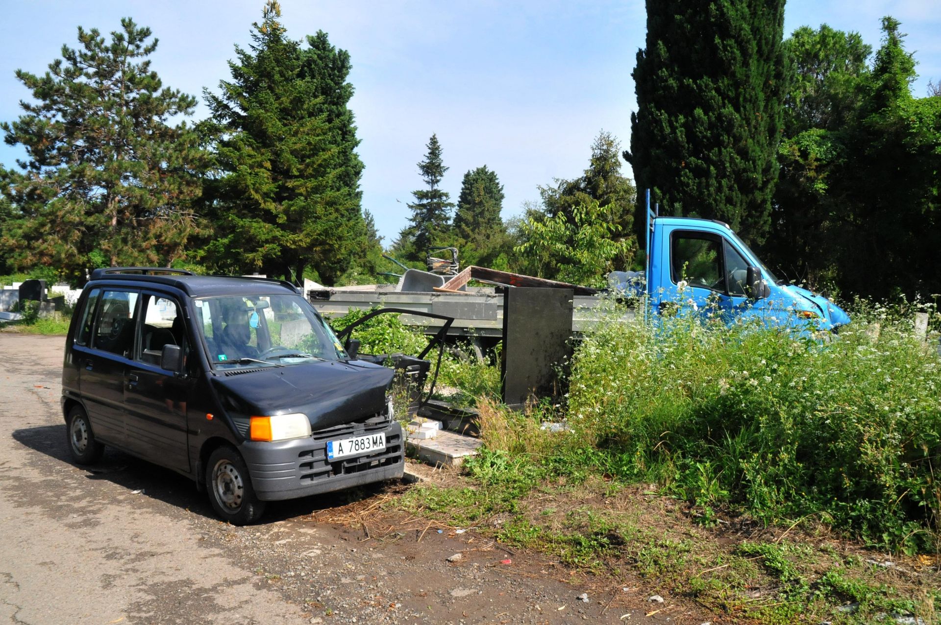 Камион Мерцедес и автомобил Фиат катастрофираха на алеите в гробищния парк в Бургас
