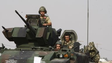 Турция разполага танкове по границата със Сирия