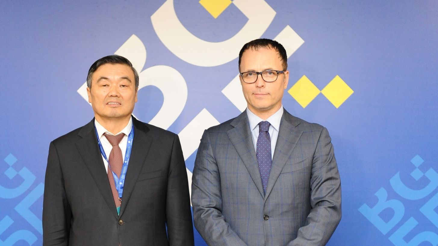 Стоян Мавродиев, председател на управителния съвет и главен изпълнителен директор на Българска банка за развитие (ББР), и Хуайбан Ху, председател на ръководството на Китайската банка за развитие