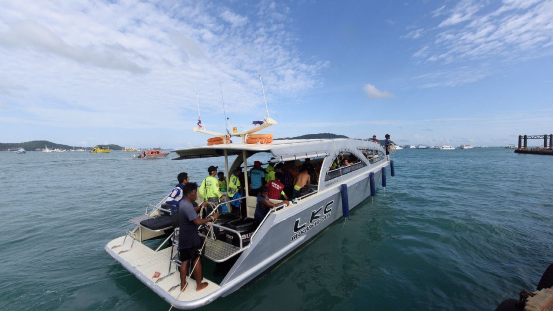 Кораб с туристи потъна край остров Пукет