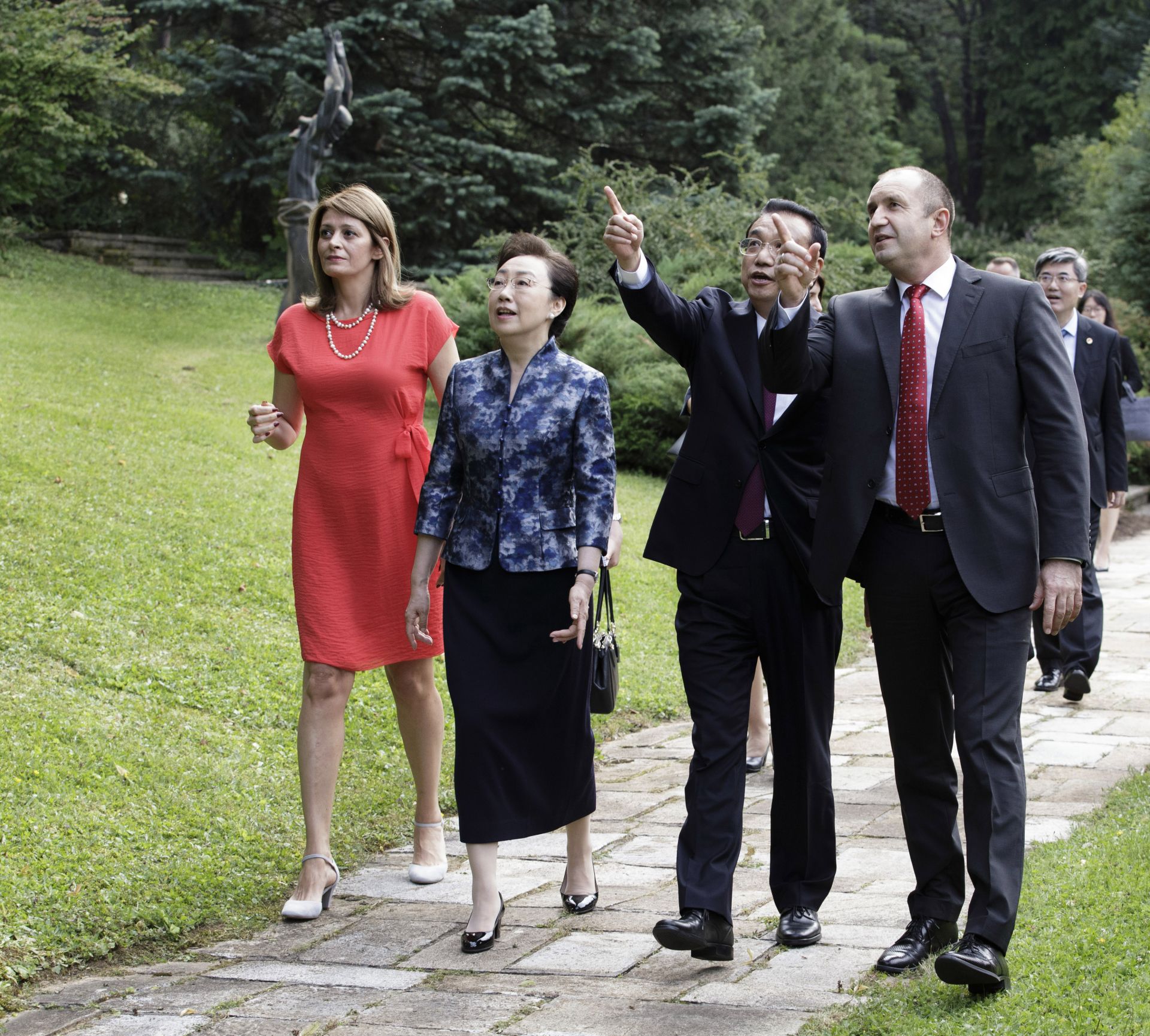 Румен Радев и неговата съпруга Десислава Радева посрещнаха китайския премиер Ли Къцян и съпругата му Чън Хон