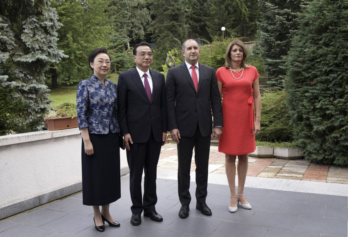 Румен Радев и неговата съпруга Десислава Радева посрещнаха китайския премиер Ли Къцян и съпругата му Чън Хон