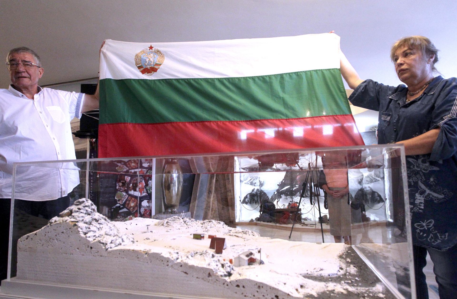 Оцелелият български трибагреник, развят преди 30 години на Антарктида, се завърна у нас