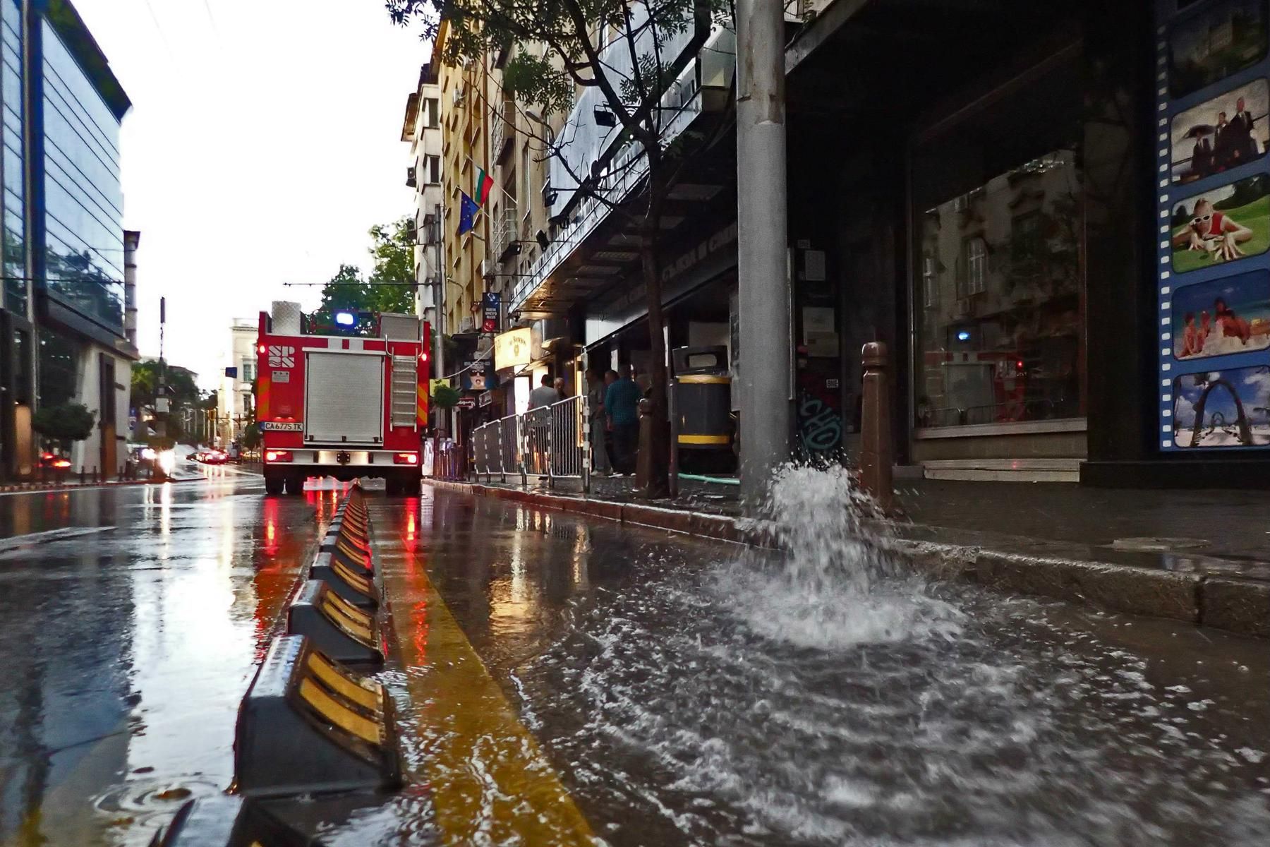 Проливният дъжд може да превърне софийските улици в реки, както беше през юни