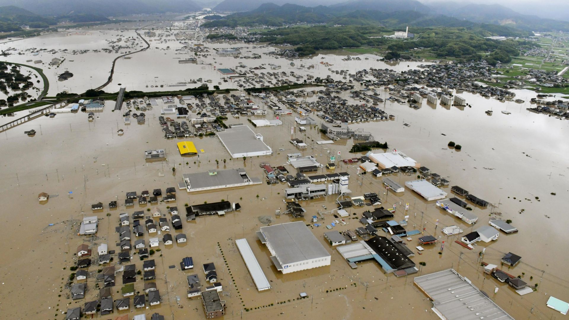 Трус и "исторически" проливни дъждове в Япония