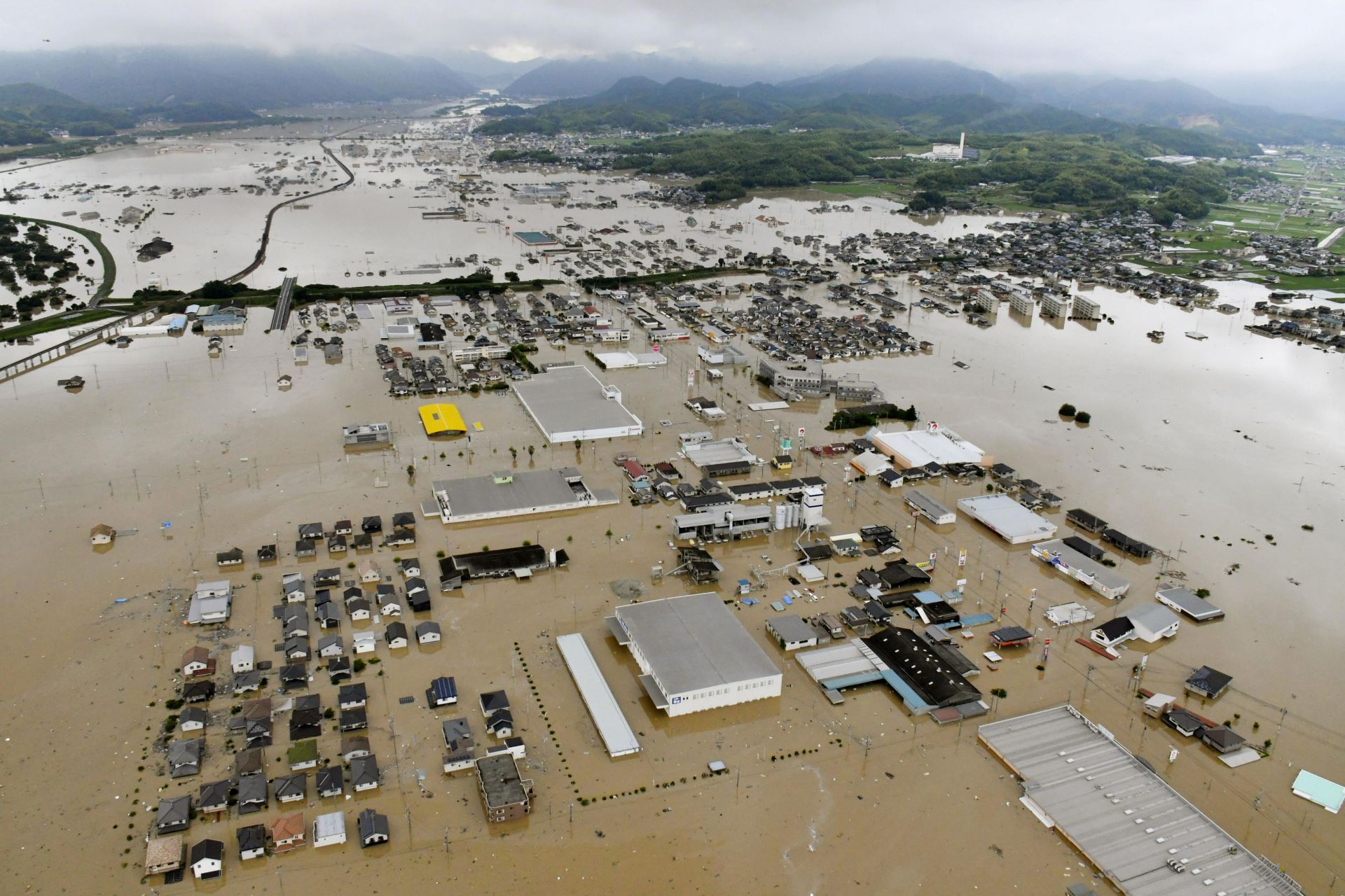 Поройни дъждове потопиха западната и централна част на Япония