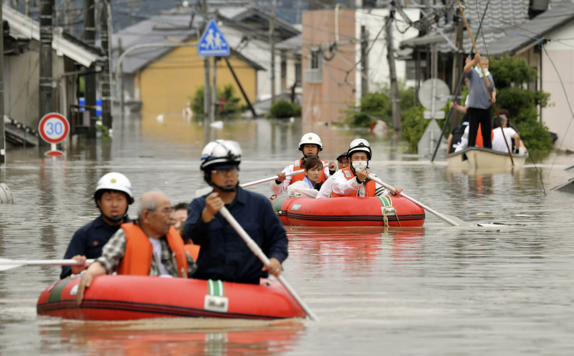 Новоднения в Япония заради проливни дъждове