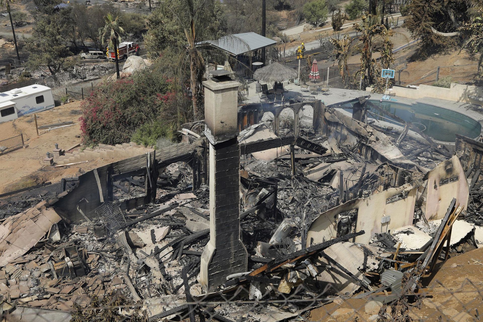 Овъглените останки на дом, изгорен в горски пожар в Алпине, Калифорния