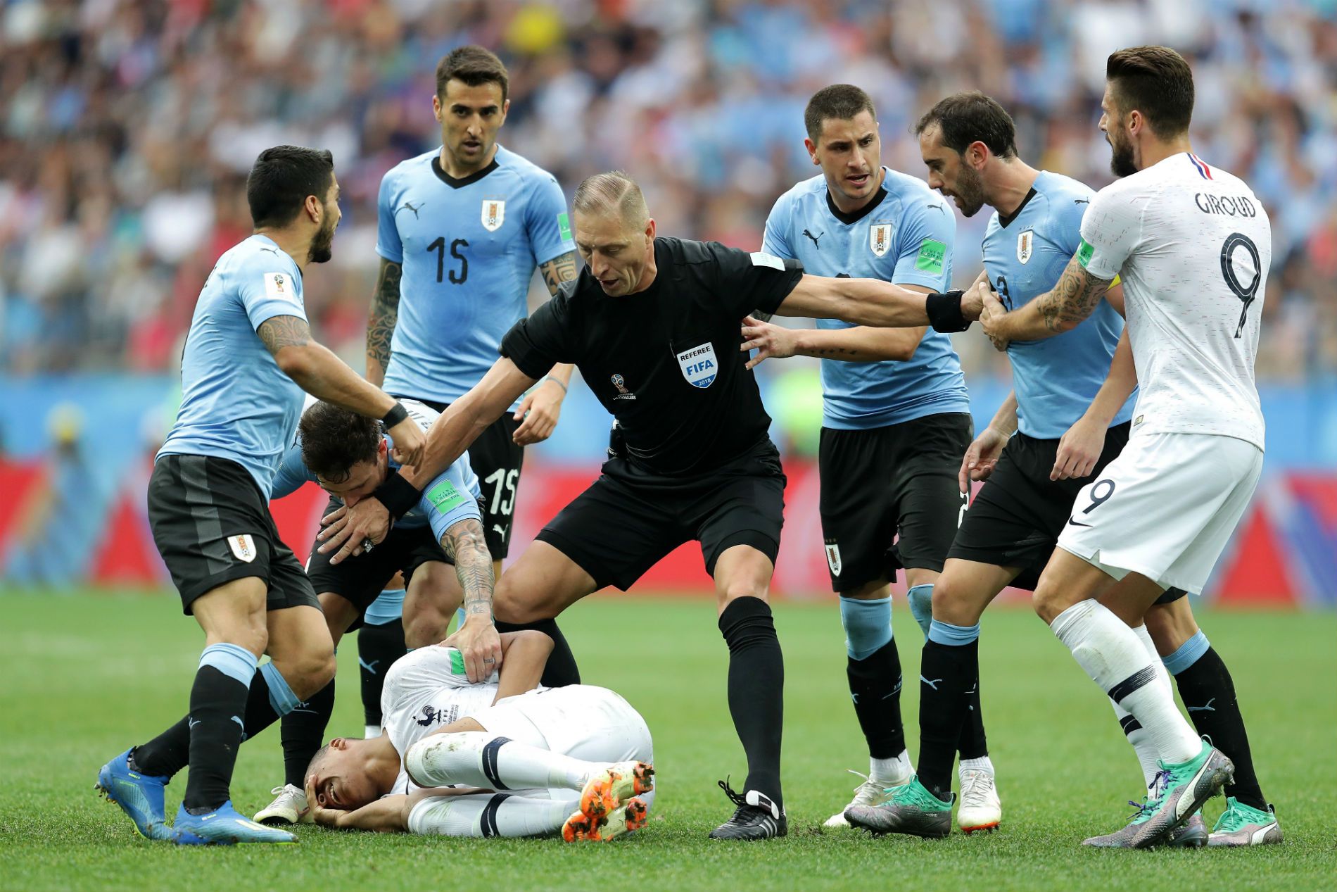 Уругвайските играчи са готови убият симулиращия Мбапе