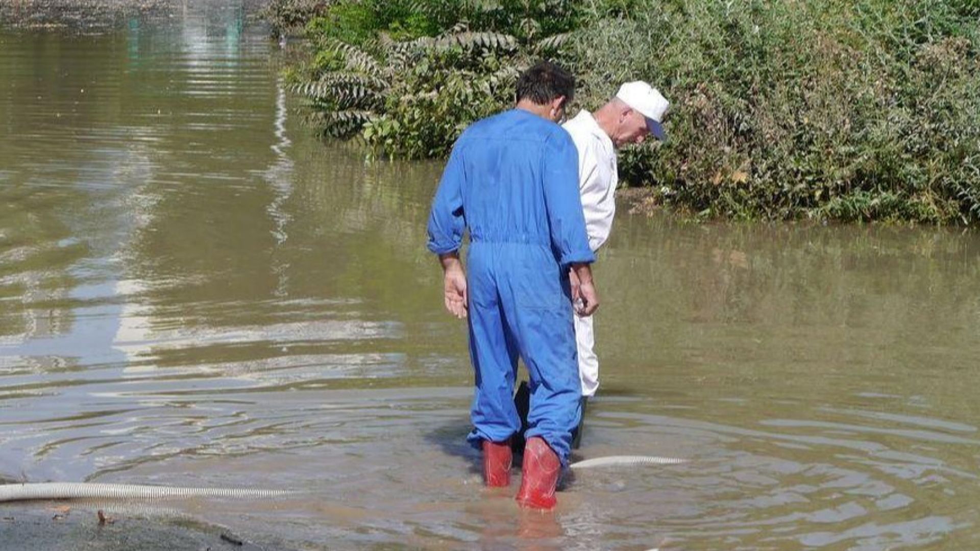 Пътят София - Варна край Велико Търново е под вода