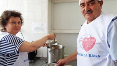 Възрастни хора получиха "полицейска" пилешка супа