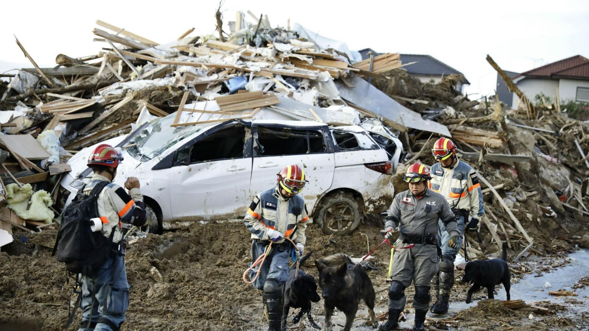 Трагедията в Япония: Жертвите на наводненията вече са 141