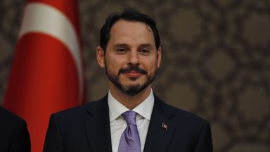 Турската лира се срина след роднинско назначение на Ердоган
