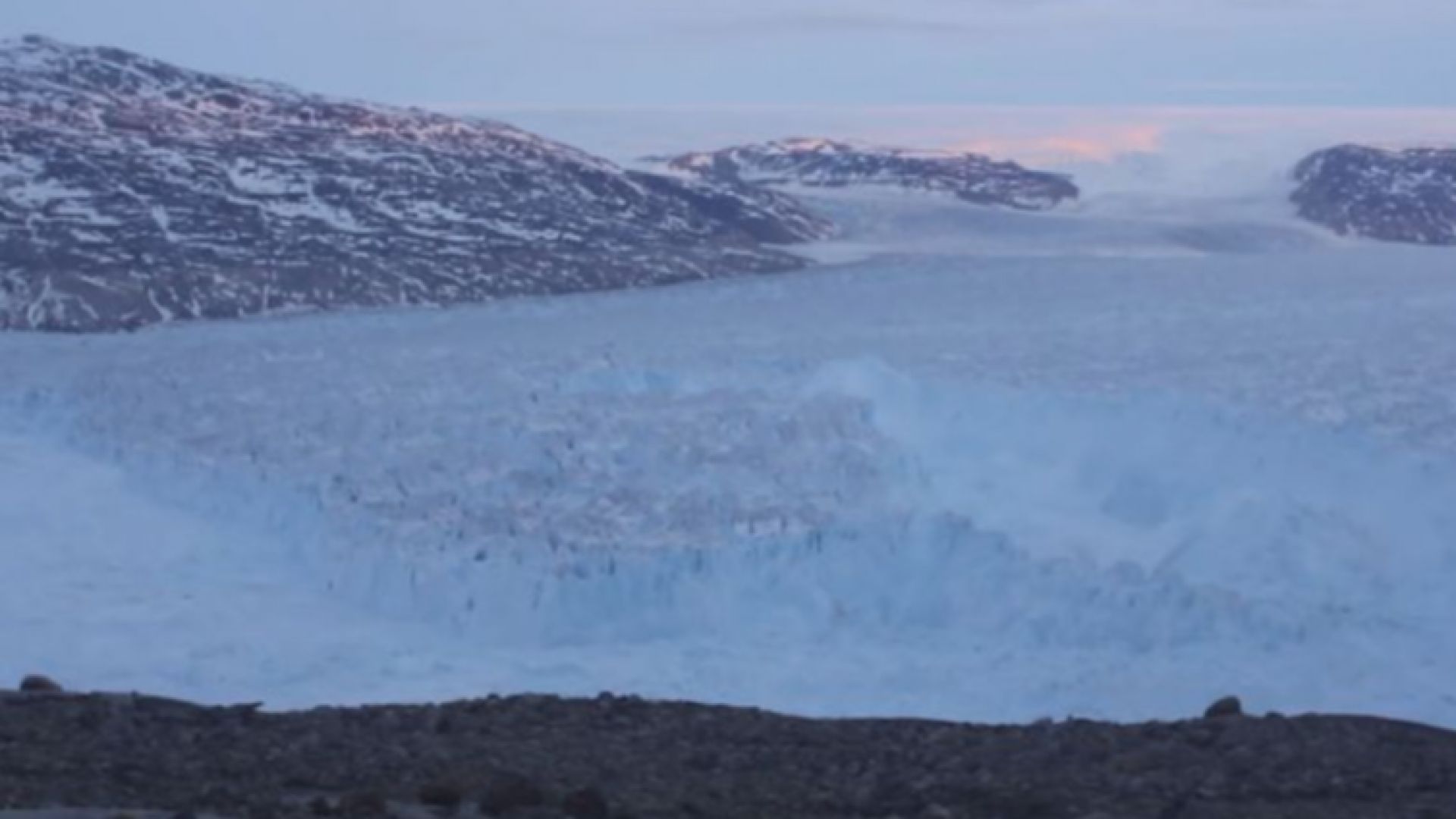 Огромен айсберг се откъсна от Гренландия (видео)