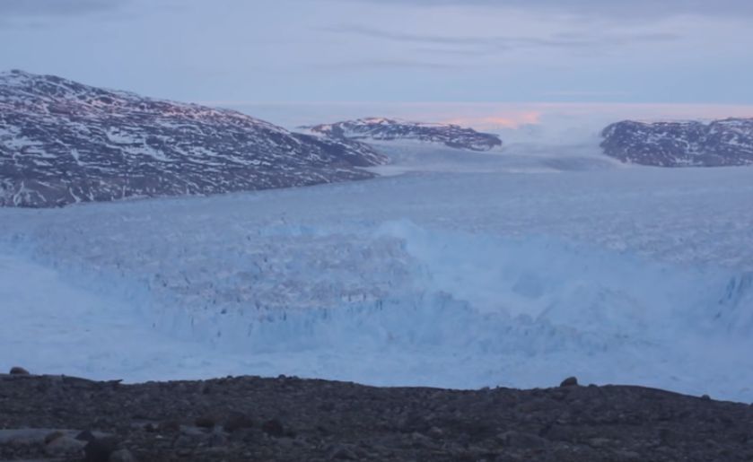 Откъсването на айсберга бе заснето от учени