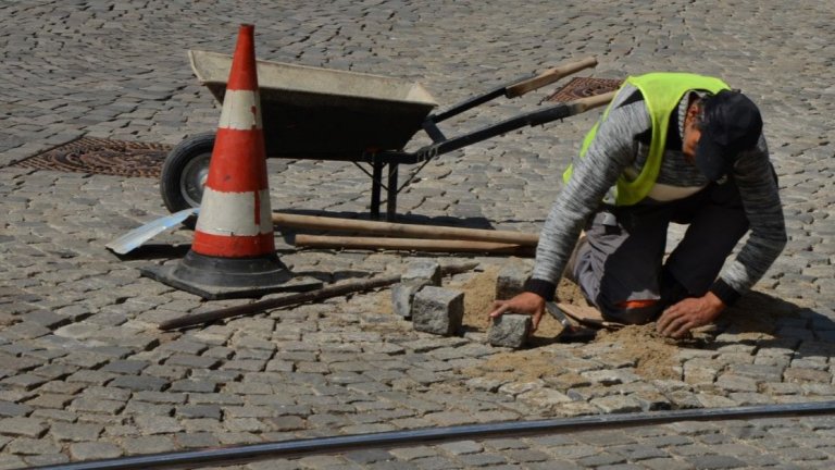 Пловдивчанка бе задържана за кражба на павета, предназначени за пътната