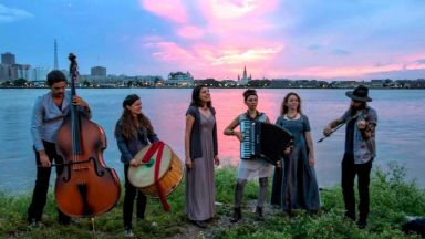 Американска група от Ню Орлиънс пее с притворени очи български народни песни