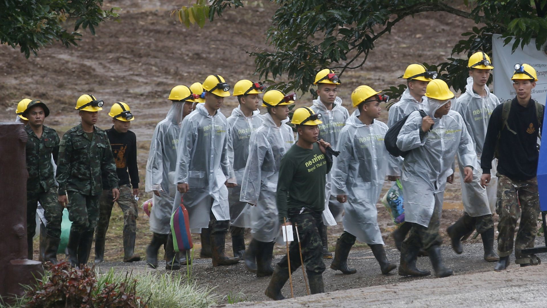 Спасиха 12-те деца и треньора им от пещерата в Тайланд