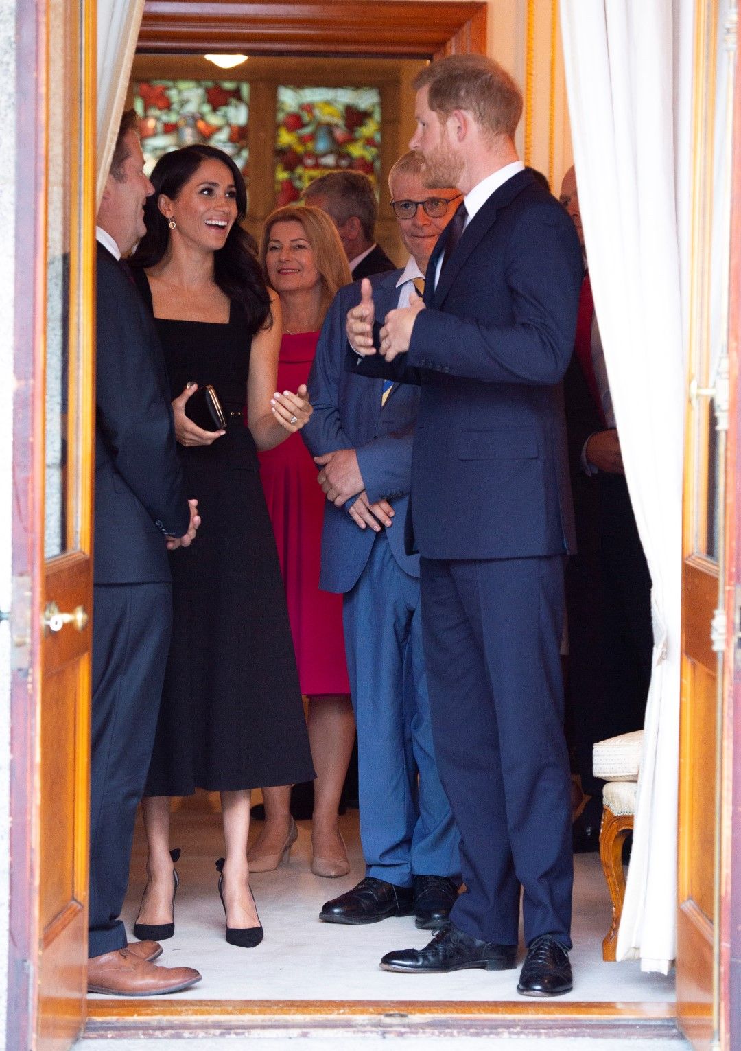 Принц Хари и Меган на градинското парти в резиденцията на бритнаския посланик в Ирландия