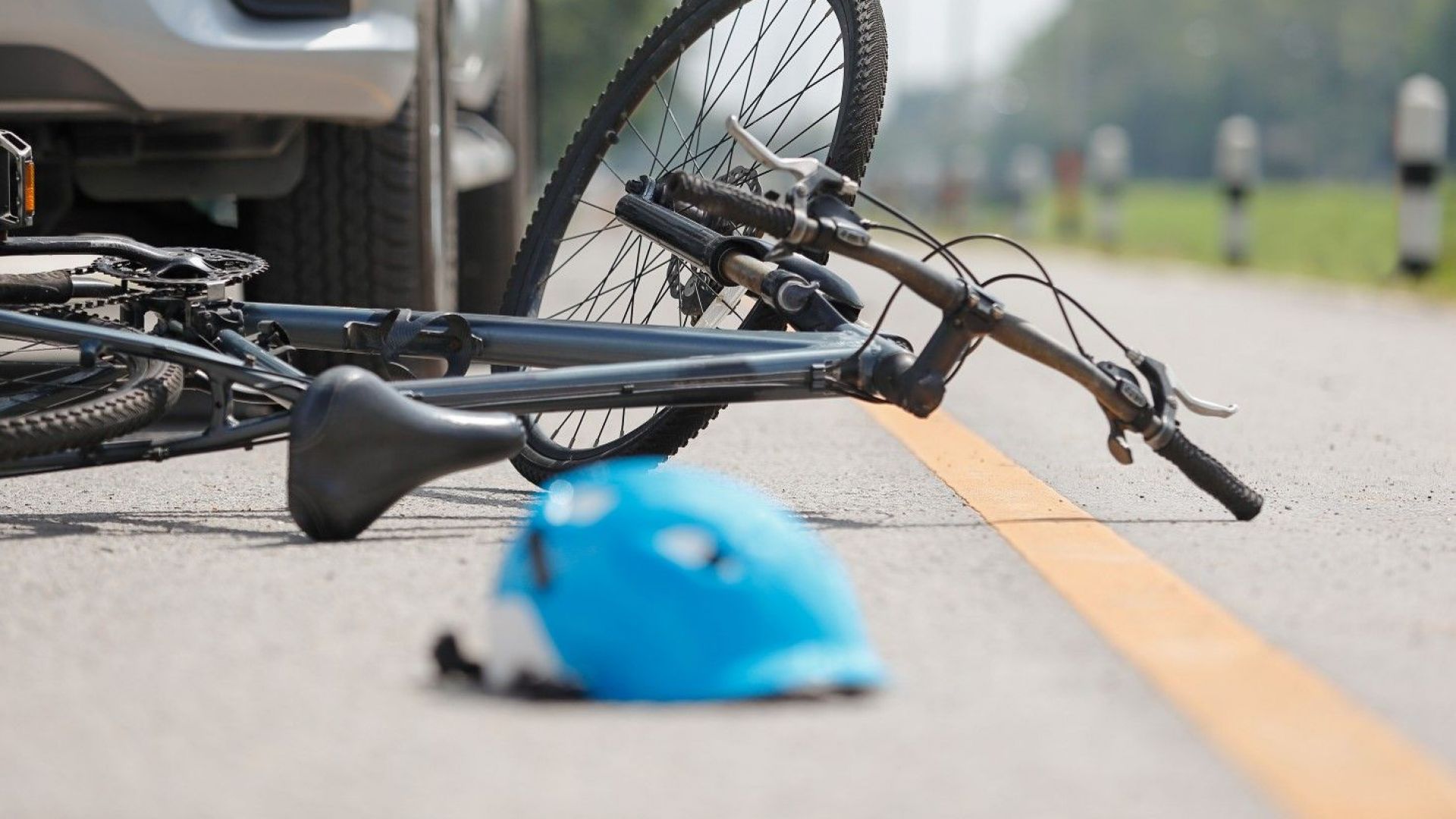 22-годишен шофьор блъсна и рани тежко велосипедист