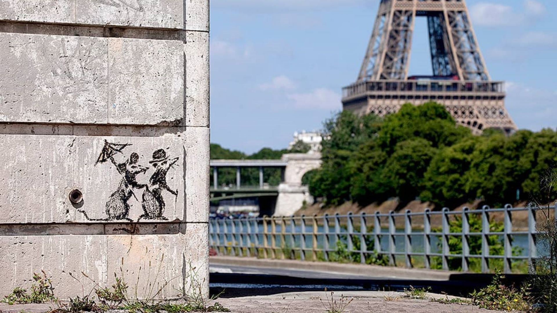 Банкси предизвика дебати със свои графити в Париж (снимки)