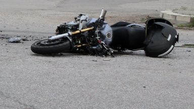 Моторист загина след удар с лек автомобил а разклона за