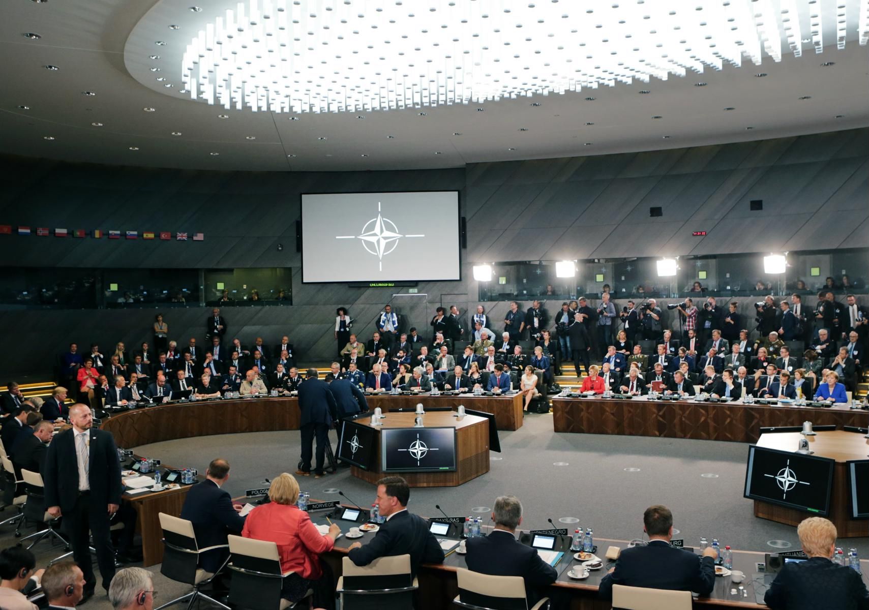 НАТО остава фактор в днешния разтърсван от кризи свят