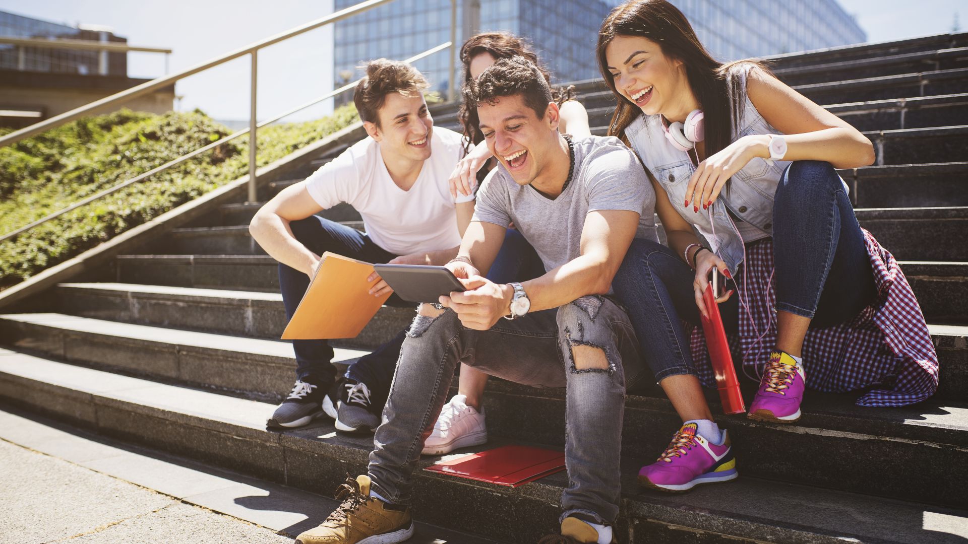 Младежите у нас предпочитат релаксиращите дейности и нищоправенето Това каза