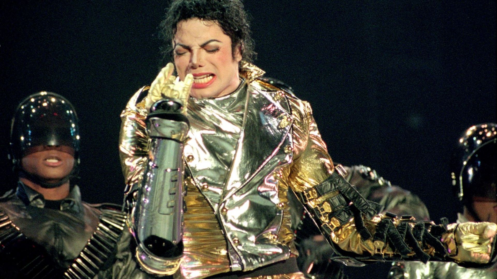 3 песни от посмъртния албум на Майкъл Джексън, изпълнени от имитатор