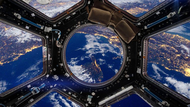 НАСА: Нека Русия ремонтира тоалетната ни в космоса