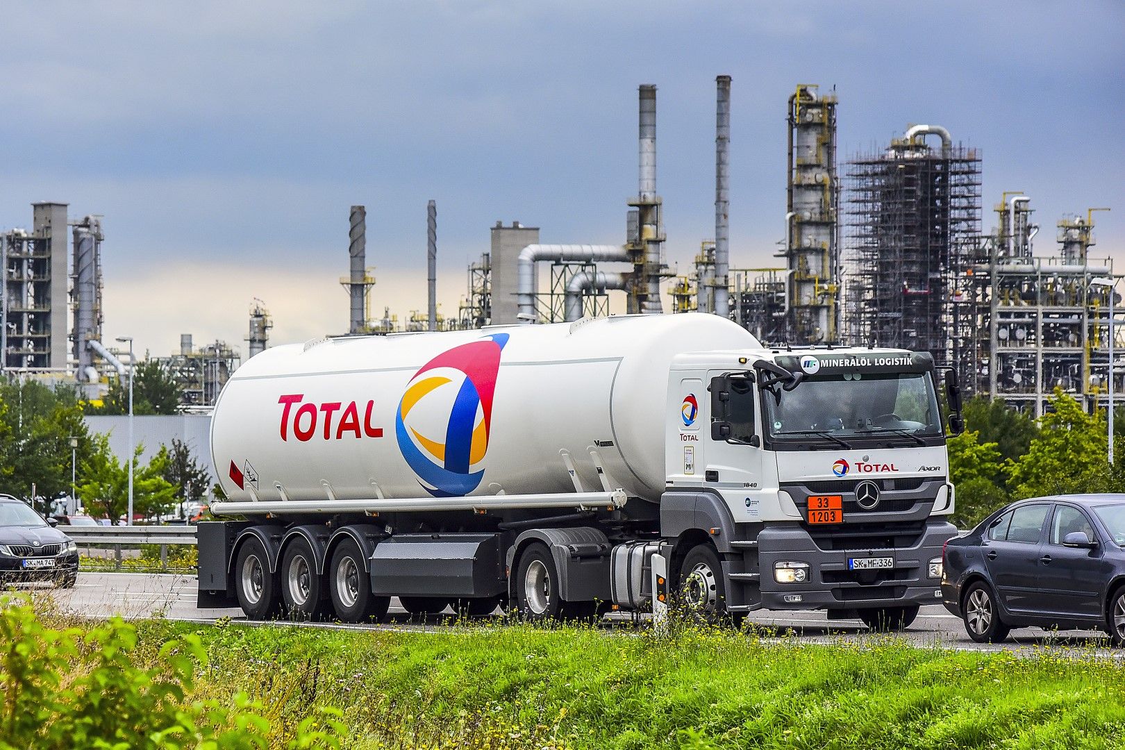 Total  ще инкасира загуби, но напуска Иран заради санкциите на САЩ