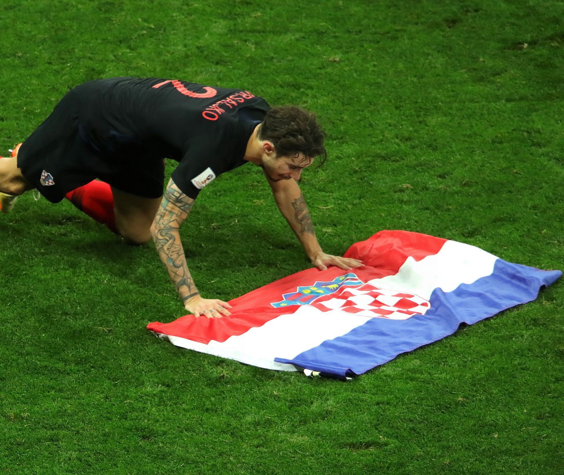 Шиме Вършалко се любува на националния флаг след победата над Англия
