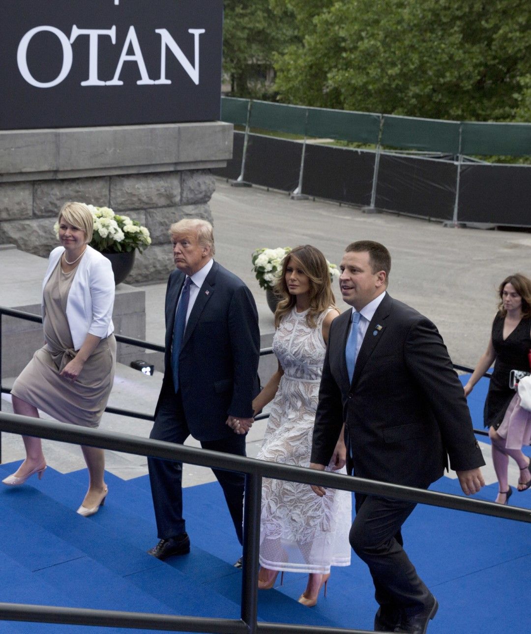 Премиерът на Естония Юрий Ратас със съпругата си и семейство Тръмп