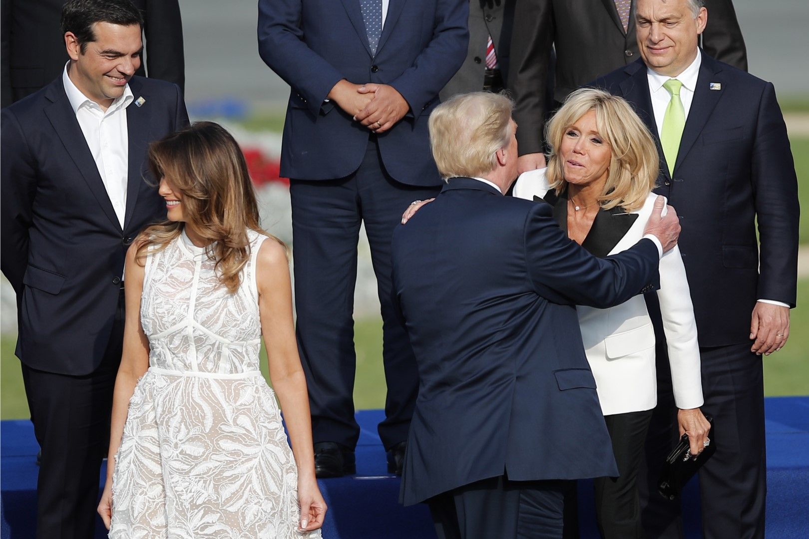 Доналд Тръмп целува Бриджит Макрон 