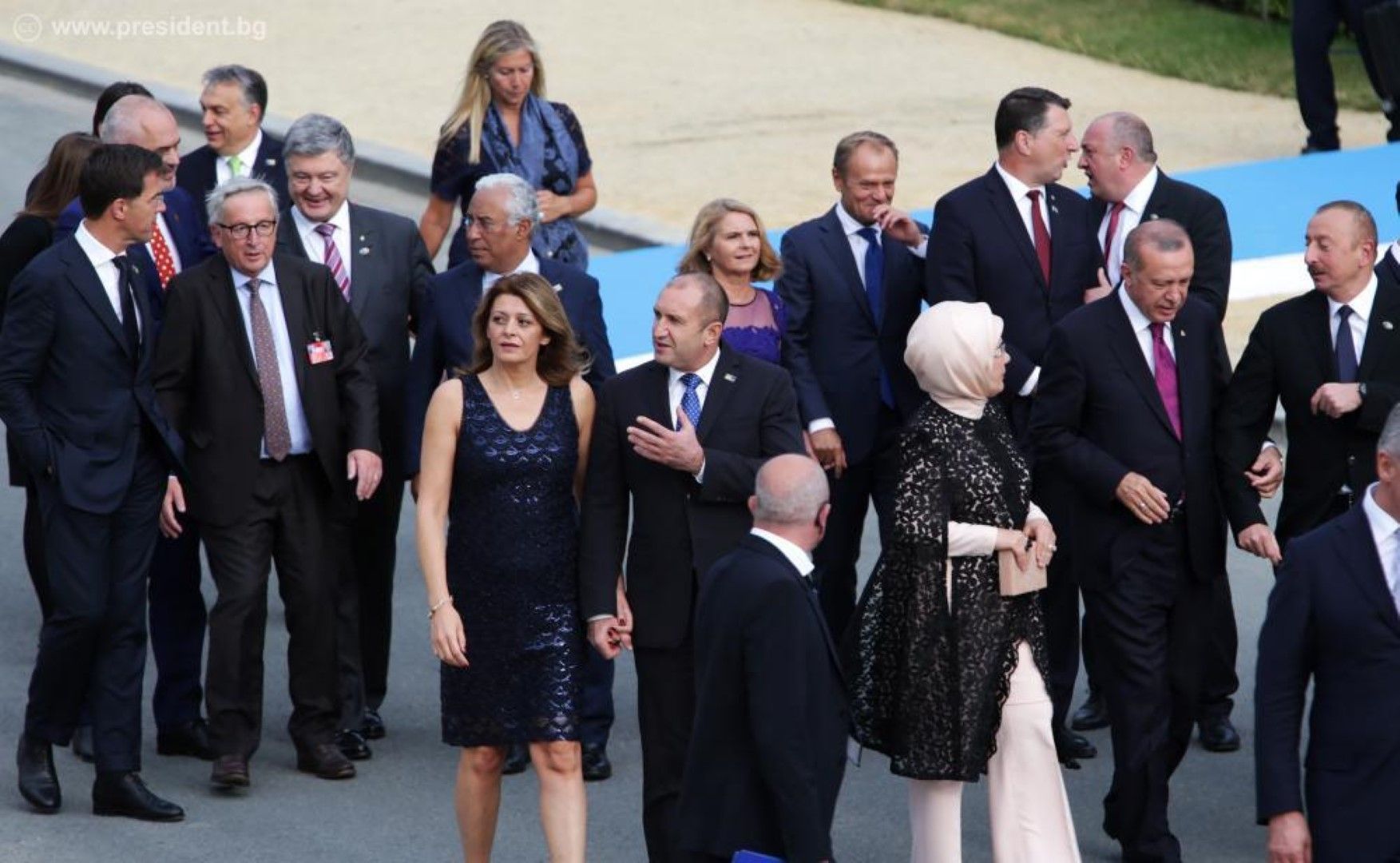 Румен и Десислава Радеви на срещата на НАТО в Брюксел, хванати за ръка