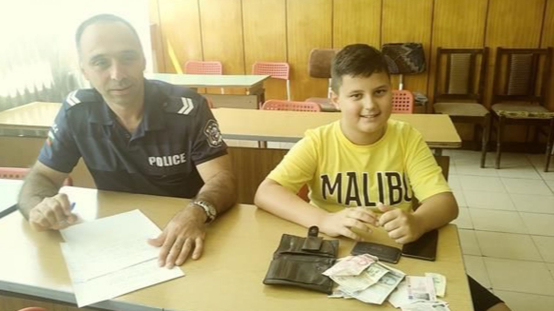 11-годишно момче предаде в полицията изгубен портфейл с 1205 лева