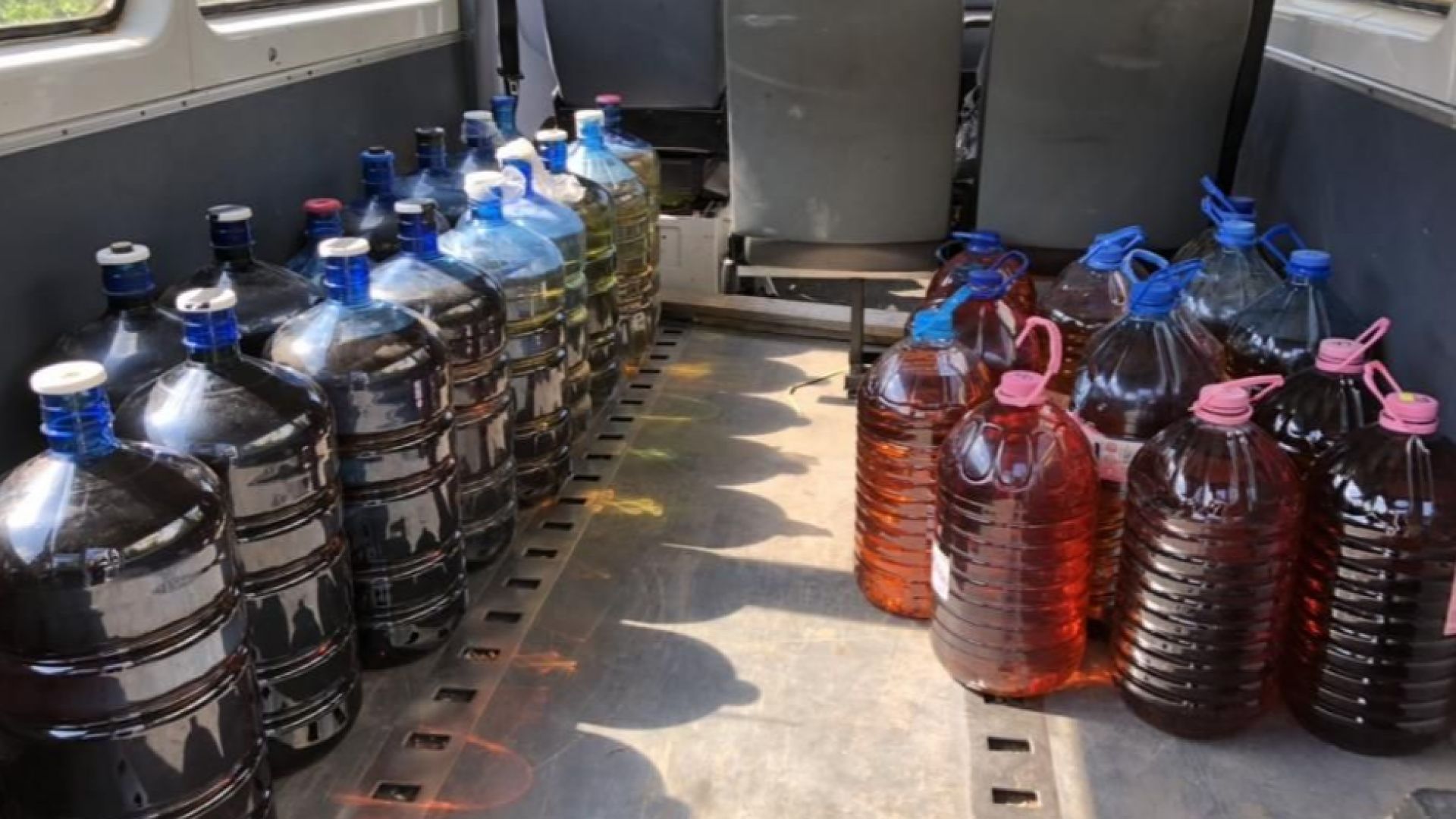 Митничари във Варна спипаха стотици литри алкохол менте