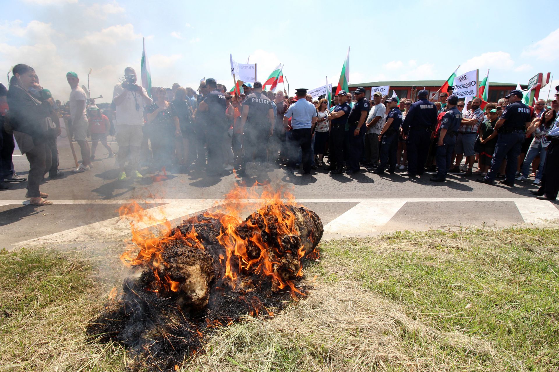 Фермери горят вълна при протест на главен път София – Варна в района на великотърновското село Шереметя